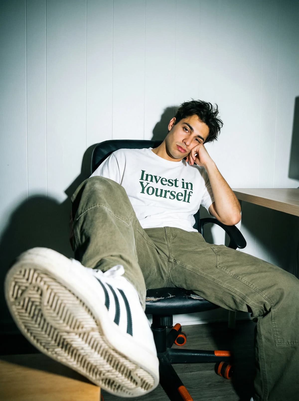 Office Chair - Flash 90s – AI photo prompt example